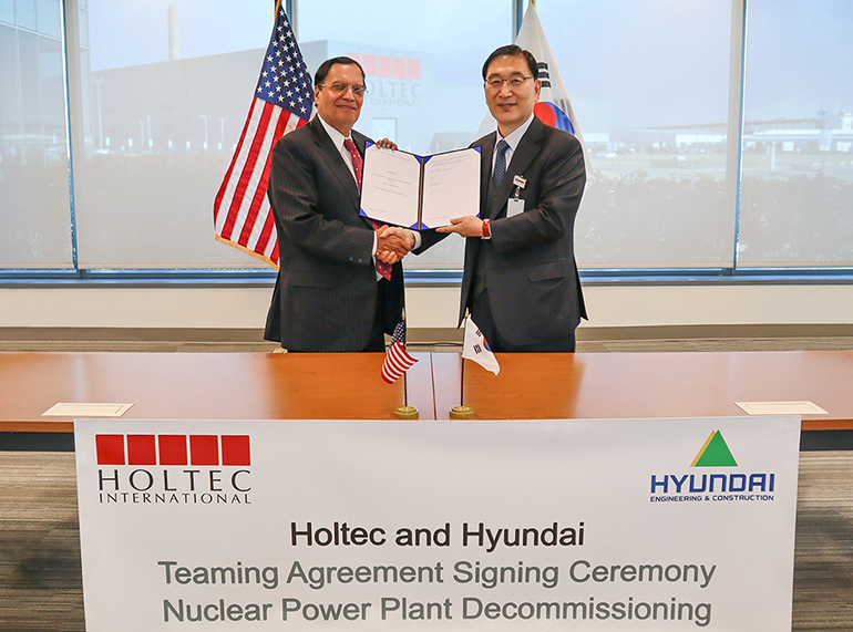 (From left) Holtec President and CEO Dr. Kris Singh and Hyundai E&C President Yoon Young-joon signing the Teaming Agreement for Nuclear Power Plant Decommissioning.